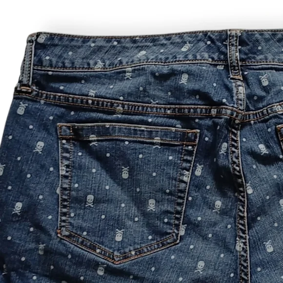 TORRID WOMEN'S SKULL POLKA DOTS  DISTRESSED BLUE DENIM JEANS SHORT. SIZE 16 - Picture 14 of 16